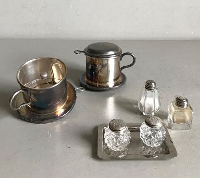 null Silver plated metal set comprising: two tea strainer cups and four salt shakers...