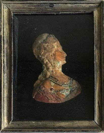 null Bust of a woman in the style of the 18th century in wax (?) decorated with small...