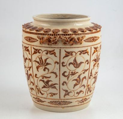 null CHINA
Ceramic pot with floral decoration and medallions in relief
Height: 21...