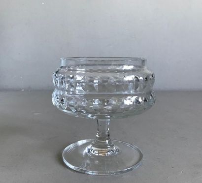 null Small cut crystal bowl on foot.
H. 12 cm