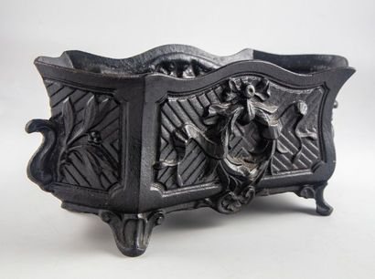 null Cast iron planter decorated with shells and crowns
H.: 16 cm; W.: 34 cm