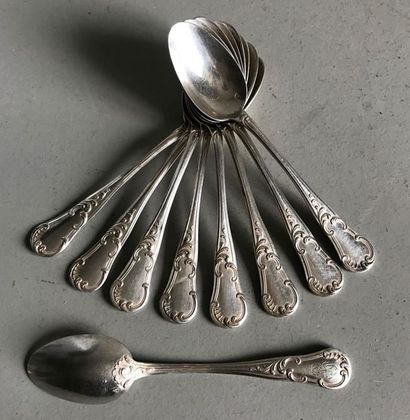 null Suite de neuf petites cuillères en argent ciselé de motifs Rocaille. Chiffré....