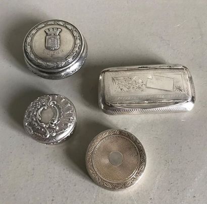 null Three pill or powder boxes and a chiselled silver pocket snuffbox. Late 19th...