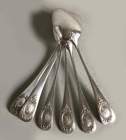 null Suite de cinq petits cuillères en argent uni orné sur la spatule d'un méfdaillon...