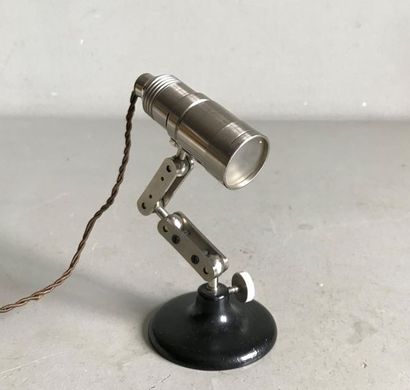 null Lampe veilleuse (?) en acier à structure pliable et orientable sur base ronde....