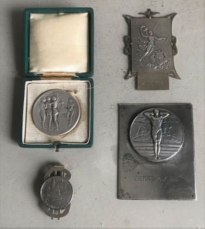 null Set of medals or plaques in bronze or silver metal. 
A money clip with a coin...