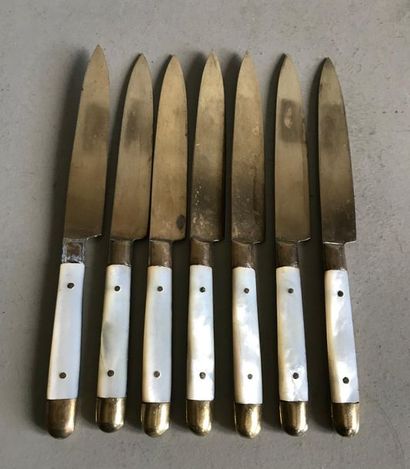 null Suite of seven small bronze fruit knives with mother-of-pearl handle
Foreign...