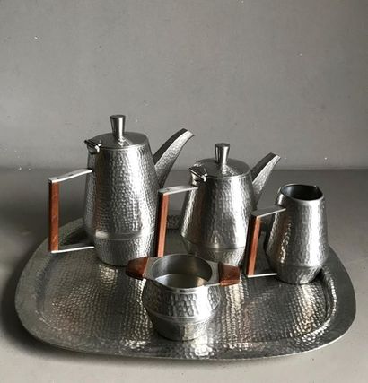 null Tea and coffee set in hammered pewter and wood consisting of: a coffee pot -...