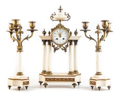 null White marble mantel set with gilded brass ornamentation composed of a portico...