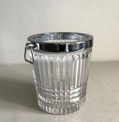 null Bottle bucket in cut glass with silver plated metal border. 
H. 21 cm
