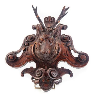 null Carved wooden element (top of a piece of furniture ?) representing a hunting...