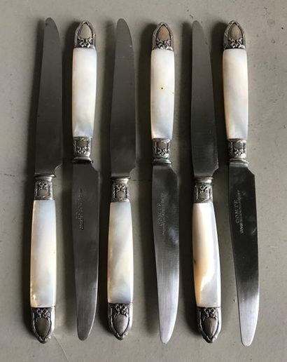null Set of six cheese knives with steel blade and mother-of-pearl handle with silver...