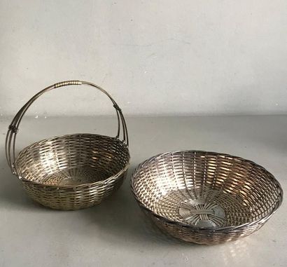 null Two metal baskets in the shape of a woven basket.
D. 20 and 17 cm