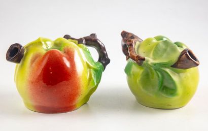 null Deux carafes en forme de pommes en barbotine
H. : 8 cm