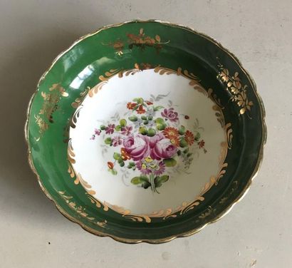 LIMOGES LIMOGES (?)
Round bowl with ribbed rim in porcelain with natural flower decoration...