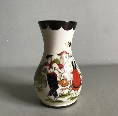 CIBOURE Vase en grès dans le style de Ciboure à décor de couple en costume traditionnel...