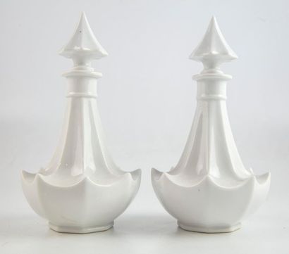 PARIS PARIS
Pair of conical white porcelain flasks in drapery.
H.: 20 cm