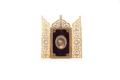 null Pocket reliquary forming a gilded metal tryptic resting on a foot, the openwork...