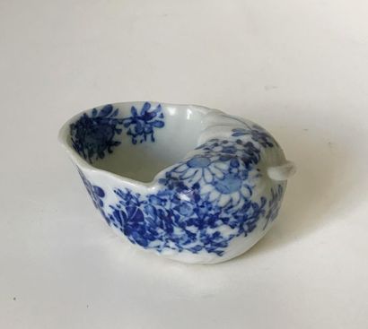 null CHINA (?)
Small shell or fruit shaped bowl (brush washer) made of porcelain...