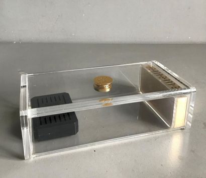 null Rectangular cigar box in transparent plexiglass. With hygrometry measuring system...