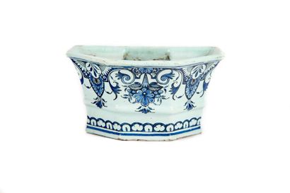 ROUEN ROUEN
Enamelled earthenware bouquetière with blue and white mantling decoration
XIXth
H.:...