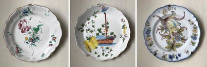 null Set of three popular earthenware plates with various decorations.
