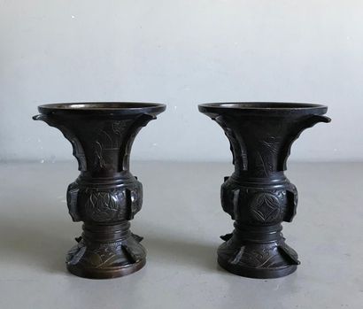 null CHINE
Deux petits vases pouvant former une paire en bronze ciselé dans le style...