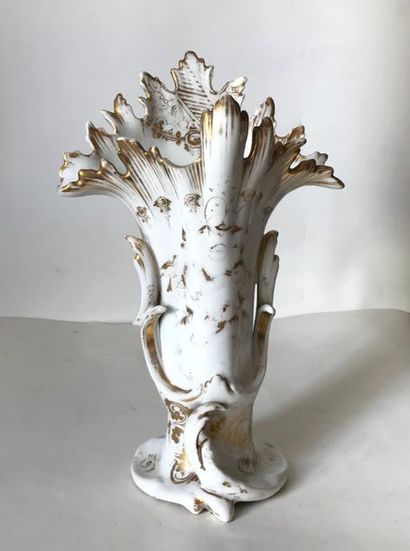 PARIS PARIS
Grand vase de mariée à bordure festonnée, en porcelaine à filets doré....