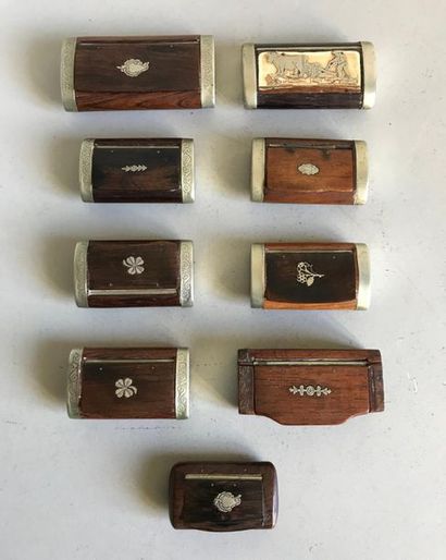null Collection de neuf tabatières en bois et métal.
Circa 1930
L. 6 x L. 3,5 cm...