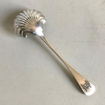 null Silver sugar spoon in the shape of a pierced shell. Handle in plain silver.
M.O...