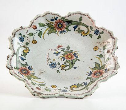 ROUEN ROUEN
Small dish with fretted edges with polychrome decoration of flowered...