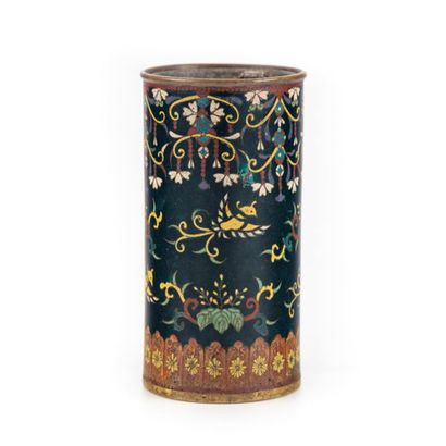 null Rolled vase in cloisonné enamel, pewter lining
Work of the XXth
H.: 16 cm