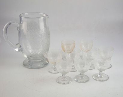 BACCARAT BACCARAT
Suite de neuf petits verres à pied et un pichet en cristal à décor...