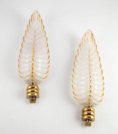 null Pair of glass leaf-shaped wall lights with gilded brass frame. Work in the style...