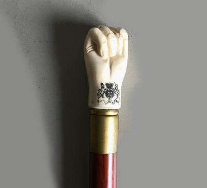 null Wooden cane ringed with brass, with screwed pommel, in ivory carved with a closed...