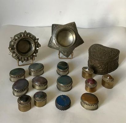 null ASIE
Collection de boites diverses en métal et pierre dure et deux bracelets...