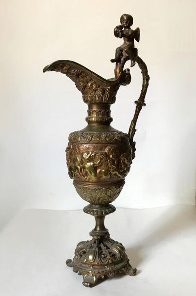 null Large decorative brass ewer richly chiselled with Renaissance motifs.
Late 19th...