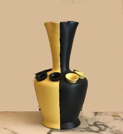 VALLAURIS VALLAURIS ( ?)
Vase tulipière en céramique bicolore
H. 28 cm
