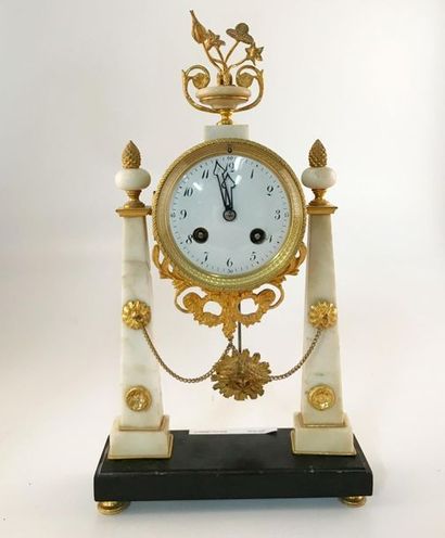 null Black and white marble portico clock
Dial and movement in gilt bronze
Louis...