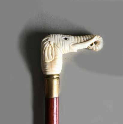 null Wooden cane ringed with brass, with screwed pommel, in ivory carved with an...