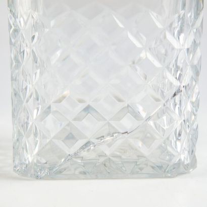 BACCARAT BACCARAT
Beautiful square whisky decanter in cut crystal
H.: 26 cm
Important...