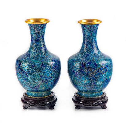 null CHINE
Paire de vases en métal à décor cloisonné de fleurs en camaïeu de bleu
H.:...