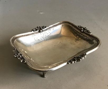 null Small rectangular silver bowl on feet, moulded and chiselled with shells. It...