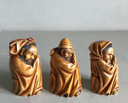null CHINA - 20th century
Suite of three statuettes of monks sleeping in imitation...