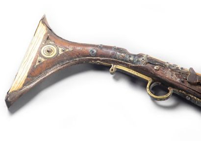 null Oriental rifle known as moukalah
Stock decorated with bone motifs and barrel...