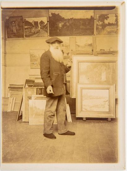 PISSARRO [Pissarro]. Portrait en pied du peintre Camille Pissarro (1830-1903) dans...