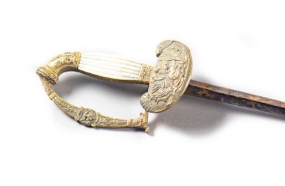 null Uniform sword, guard with one branch in chased gilt bronze, missing a mother-of-pearl...