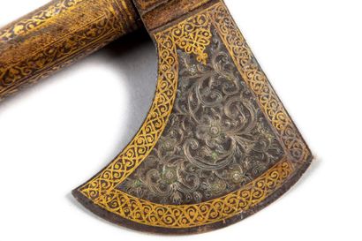 null Axe dîte tabarzine: iron richly engraved in depth with volutes and foliage,...