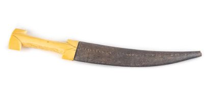 null Dagger jambya with ivory handle, curved blade with a median edge and its sheath
Ottoman...