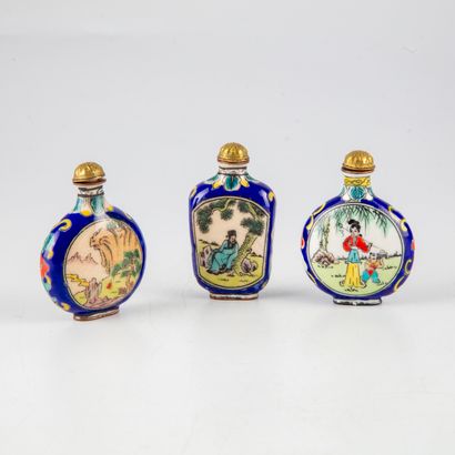 null Set of three enamelled porcelain snuffboxes with scenery decoration.

H. : 6,5...